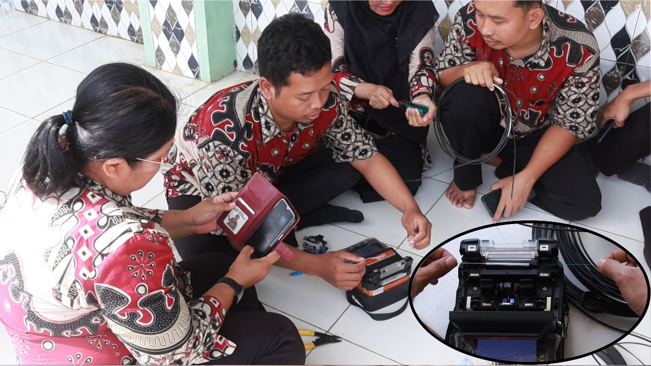 Dewan Guru Praktik Menyambung Kabel Fiber Optik
